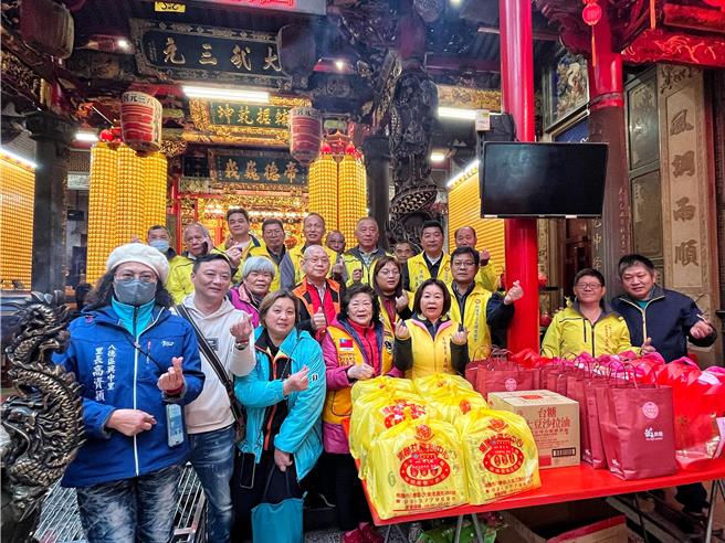 八德三元宮、三元關懷協會一起捐助弱勢。（陳夢茹攝）