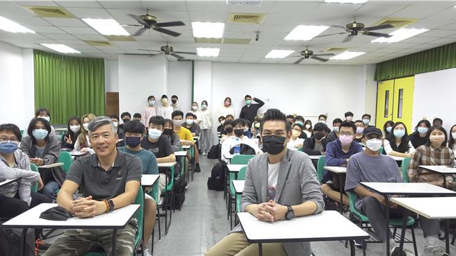 元智大學資訊傳播學系助理教授陳彥彰（前排戴口罩者）教學風格獨特。（元智大學提供／林志成台北傳真）