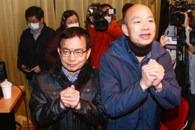 戰鬥藍發起人趙少康25日為新科立委舉辦「如何當個好立委」戰鬥營，韓國瑜與賴士葆兩人拱手向大家致意。（鄧博仁攝）