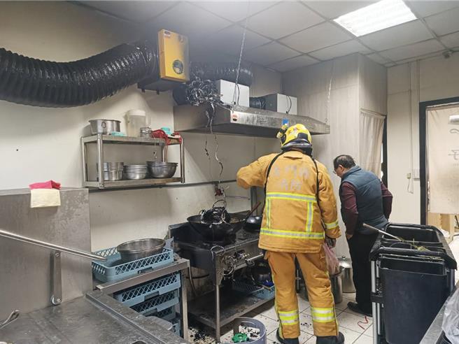 金門縣金城鎮鬧區一家小吃店廚房瓦斯疑似因軟管硬化破裂造成外洩引發火災，所幸火勢在消防人員到場後迅速撲滅，僅有部份廚房設備遭燒毀，無人員傷亡。(圖／民眾提供)