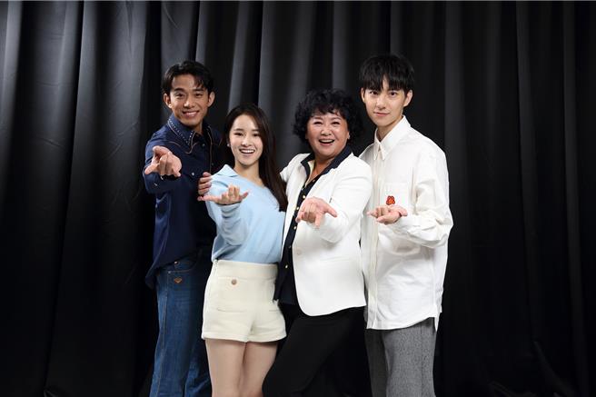 彭千祐（右）、初孟軒（左起）、盧以恩與王琄分享拍攝趣事。（鏡電視提供）