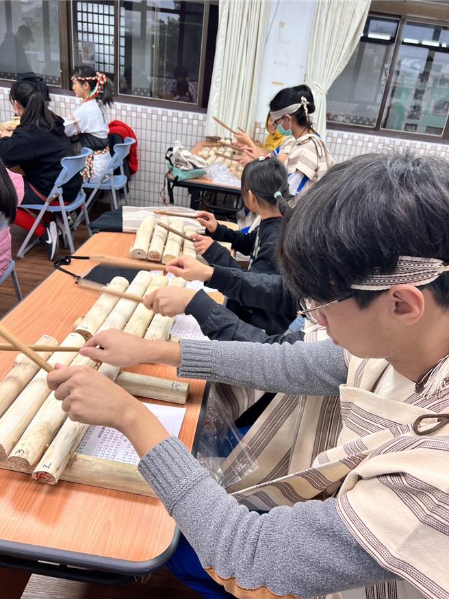 花蓮高中師生下月將赴日本與岩手縣盛岡市不來方高校師生交流，學生把握寒假期間，密集練習太魯閣族的傳統樂器木琴，希望能藉此讓日本師生認識在地的原住民族文化。（花蓮高中提供／羅亦晽花蓮傳真）
