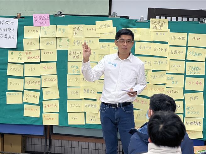花蓮高中師生下月將赴日本與岩手縣盛岡市不來方高校師生交流，校長楊鵬耀行前在國際領導與思維力課程中，帶領學生透過腦力激盪點燃共創想法，藉此讓學生在教育旅行中與外國友人達成良好的溝通。（花蓮高中提供／羅亦晽花蓮傳真）