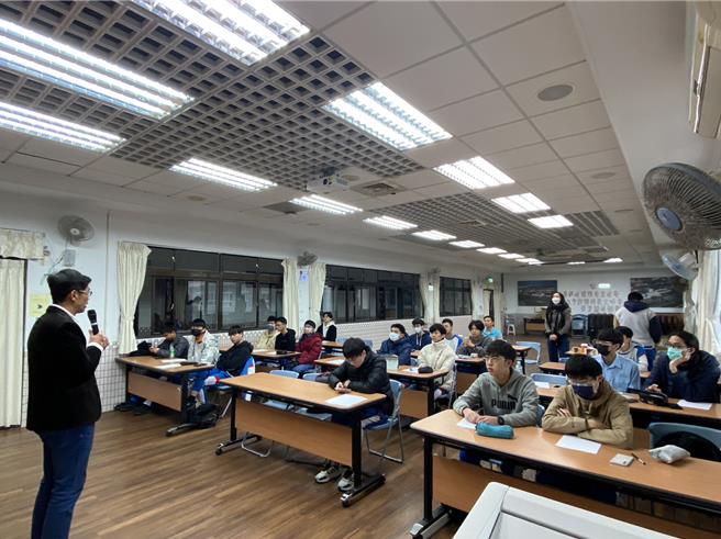 花蓮高中師生下月將赴日本與岩手縣盛岡市不來方高校師生交流，學生把握寒假期間，進行密集的課程訓練。（花蓮高中提供／羅亦晽花蓮傳真）