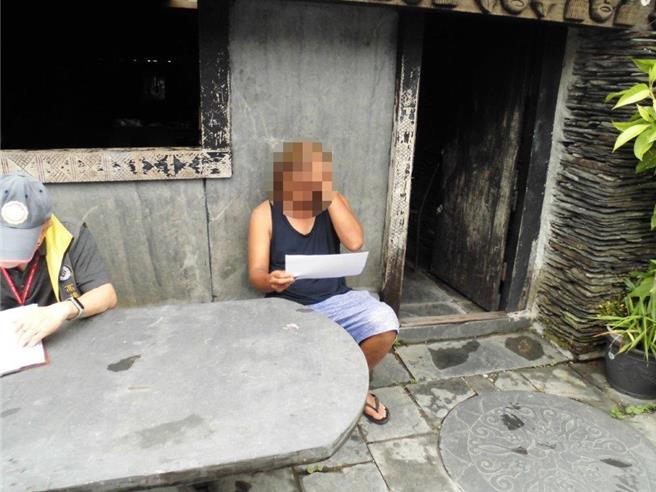 执行人员为更了解案件详情，亲自前往萧男位于山区的户籍地进行访查。眾人到达现场时，惊见萧男坐在一间石板屋前。（法务部行政执行署高雄分署提供／袁庭尧高雄传真）