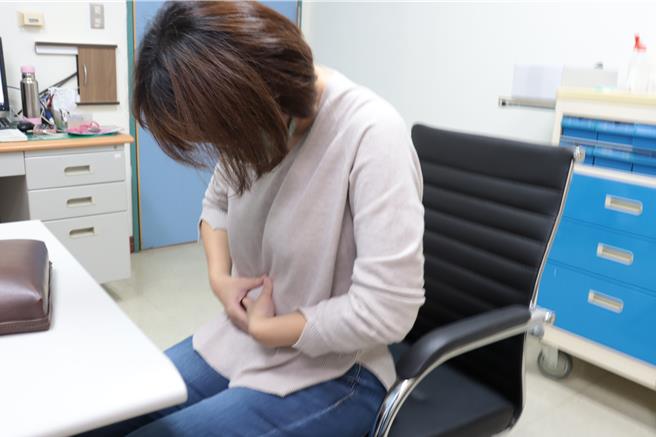 女性經期的經血量，正常值應該在5到80cc之間，不過彰化42歲的陳姓婦女每次來月經都會大量出血，嚴重到血紅素掉到瀕臨休克，多次急診輸血續命。示意圖。（彰化醫院提供／吳建輝彰化傳真）是