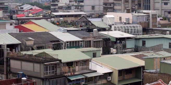 一名网友打算要买40年老公寓的房子，又担心将来不好脱手，许多网友认为地点最重要。（本报资料照片）