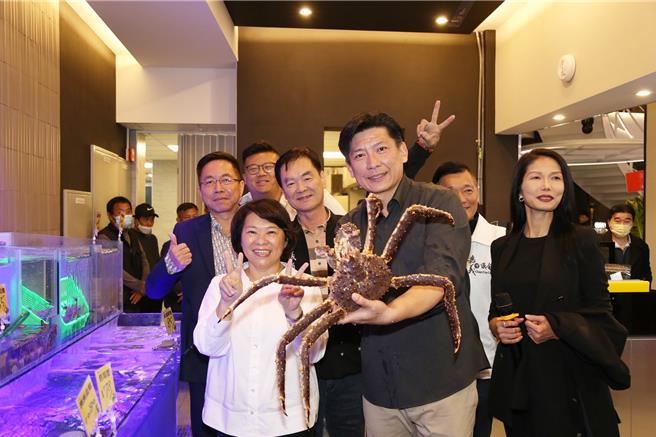 嘉义市新兴蛋黄区湖子内，24日全新碳所音乐餐厅盛大开幕，嘉义市长黄敏惠受邀出席剪彩。（嘉义市政府提供／吕妍庭嘉义传真）