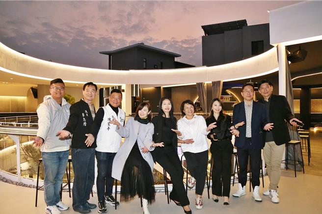 嘉义市新兴蛋黄区湖子内，24日全新碳所音乐餐厅盛大开幕，嘉义市长黄敏惠与市府团队受邀出席剪彩。（嘉义市政府提供／吕妍庭嘉义传真）