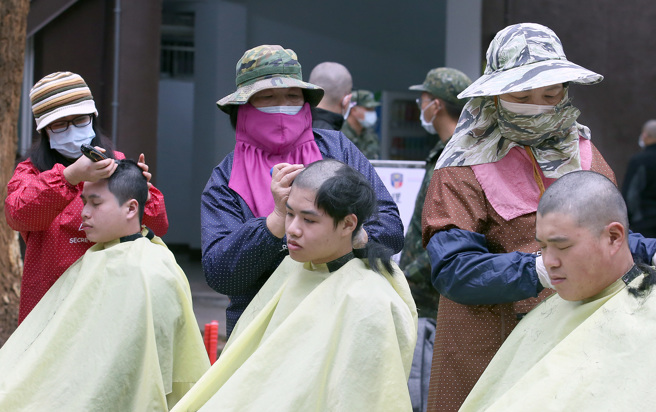 首梯1年制義務役2226梯次役男25日入伍，役男抵達成功嶺營區報到後開始理髮。（范揚光攝）