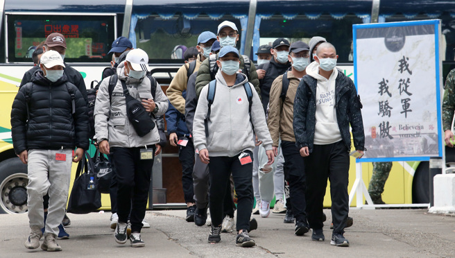 首梯1年制義務役2226梯次役男25日入伍，役男抵達成功嶺營區報到後開始8周入伍訓練。（范揚光攝）