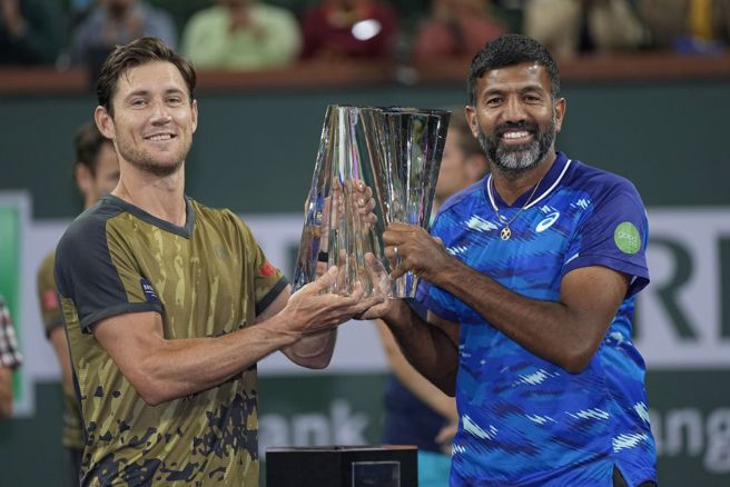 印度雙打好手博潘納(右)與搭檔艾博登合影。（美聯社資料照）