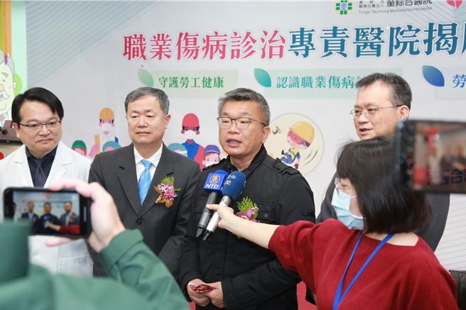 蔡其昌（中）25日到童綜合醫院參加職業傷病診治專責醫院揭牌典禮受訪指出，他向來支持國會改革。（照片由讀者提供）
