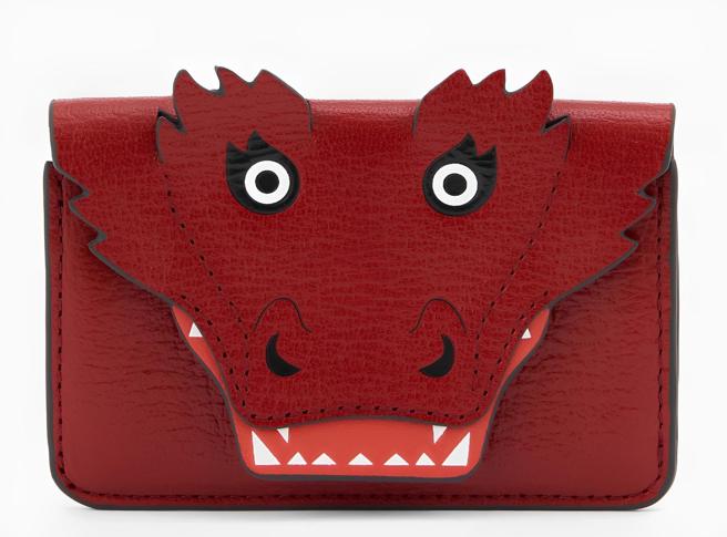 台中大远百CLUB DESIGNER ANYA HINDMARCH龙年卡夹，推荐价8580元。（远百提供）