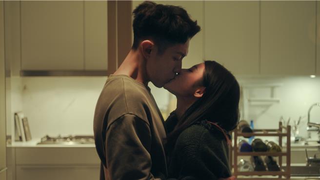 柯震东、詹子萱剧中亲密戏不断。（Netflix提供）
