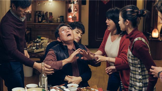 洪都拉斯剧中围炉吃团圆饭时噎到，剧中紧张、拍摄现场爆笑。（Netflix提供）