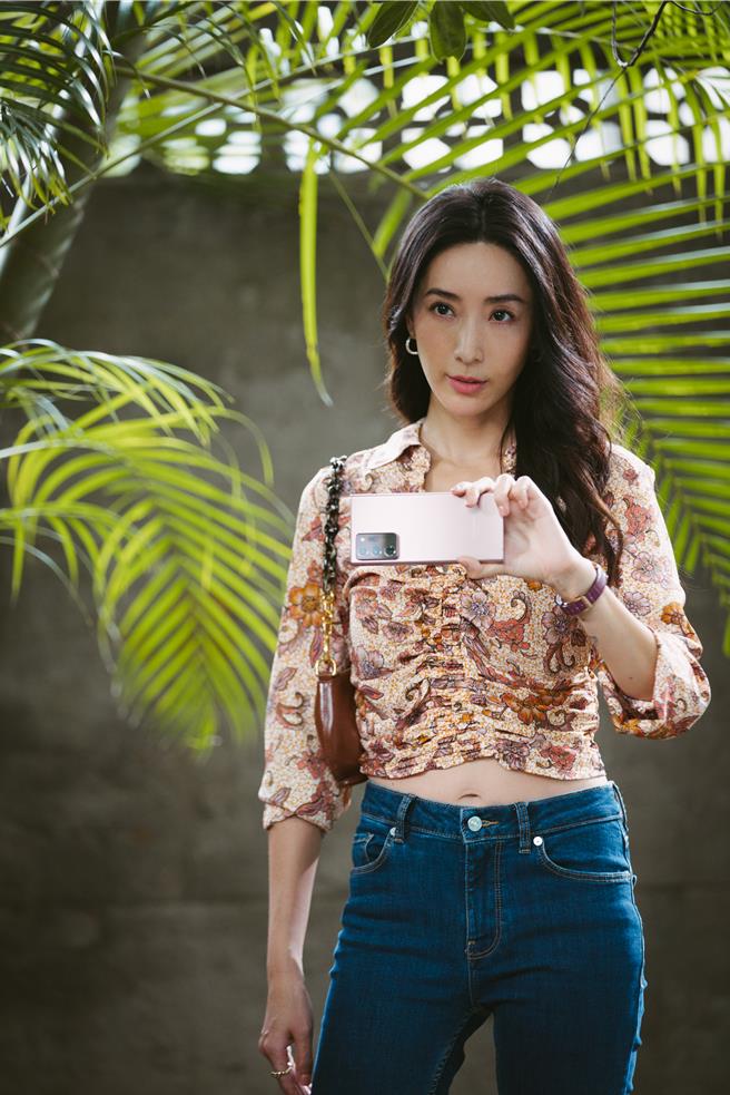 隋棠霸氣拯救遭霸凌的少年。（CATCHPLAY＋提供）