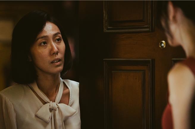 張詩盈飾演生病的洪太太。（CATCHPLAY＋提供）