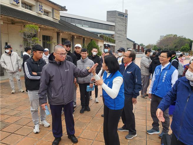 雲林縣長張麗善親自送役男搭車入伍，逐一擊掌。（周麗蘭攝）