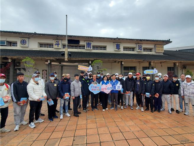 全體役男出發到成功嶺前大合照。（周麗蘭攝）