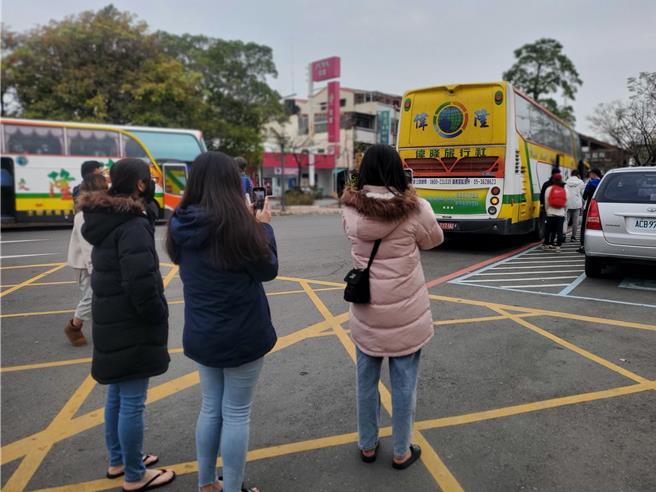 家人拍照記錄役男當兵去。（周麗蘭攝）