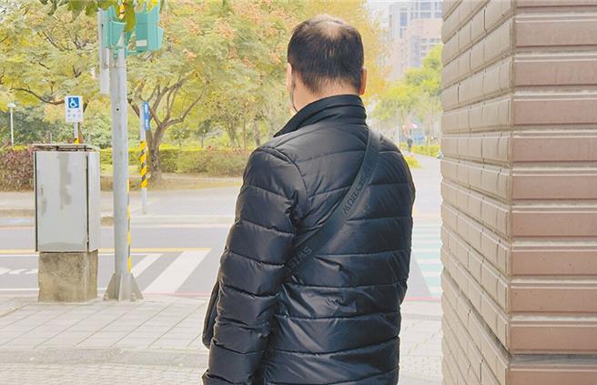 新北市1名11个月大男婴，22日在某公托中心因被照顾员戴上口罩，不舒服而哭闹，竟遭泪水浸溼的口罩闷死，其父接受採访不舍哭诉。（吕健豪摄）