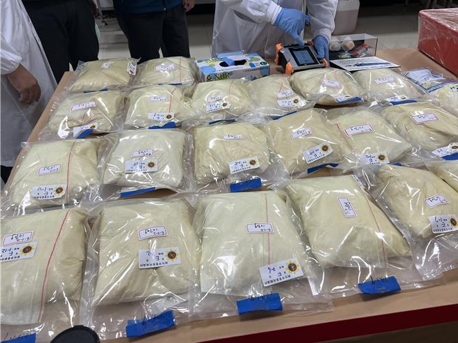 新竹市警察局第三分局侦查队与苗栗县警察局头份分局合作，破获以陈男为首的制毒工厂，查获上百公斤、市价约5亿元毒品及原料，约可制成146万包毒咖啡包。（王惠慧摄）