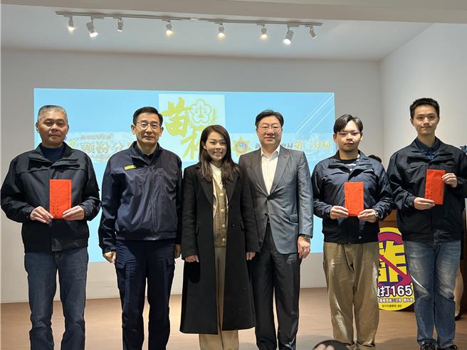 新竹市政府25日举办破案记者会，由新竹市长高虹安颁发破案奖励金10万元。（王惠慧摄）