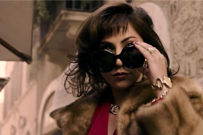 女神卡卡在《Gucci：豪门谋杀案》中，连换50套造型，电影宛如时尚大秀。（AXN提供）