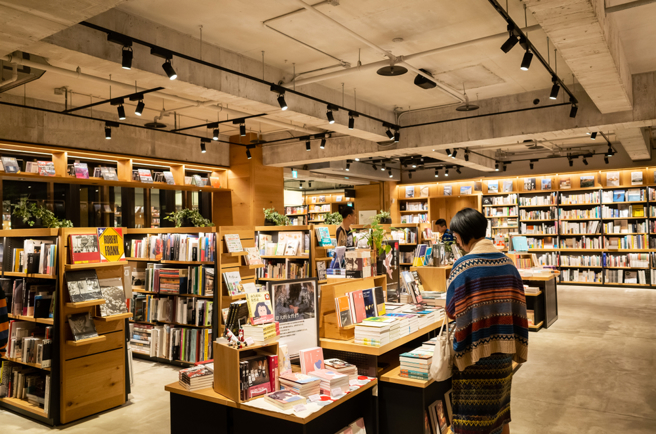 不少年轻人想拿文化币买拍立得，书店店员接电话接到手软。（示意图：shutterstock／达志）