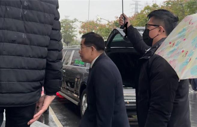 教育部长潘文忠着西装抵达会场。（柯毓庭摄）