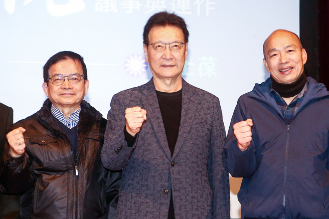 韩国瑜当选立法院长，赵少康认为是在野核做的好开端，期盼蓝白两党可以共推修宪，使总统得票绝对多数才能当选。图为战斗蓝发起人赵少康（中）１月25日举办「如何当个好立委」战斗营，韩国瑜（右）与赖士葆（左）三人在会前先振臂互相加油。（邓博仁摄）