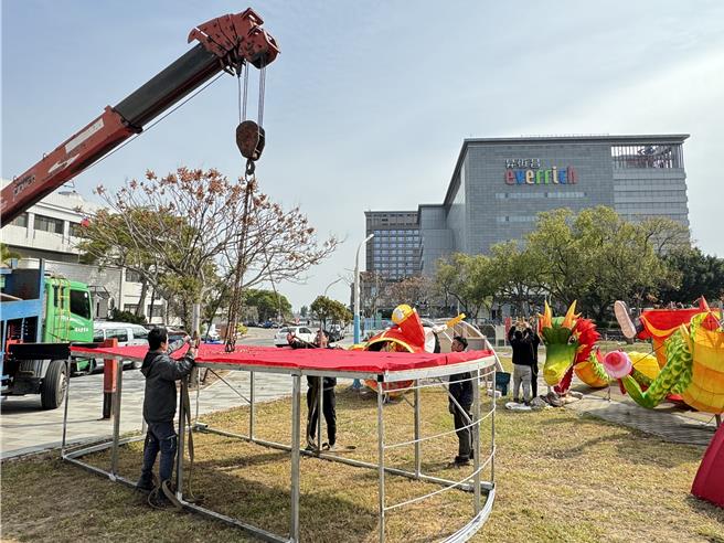 金湖「龙年主灯点灯仪式」将于27日晚间19：00在新市公园隆重登场，目前施工单位也正赶工组装中，要和所有乡亲开心迎新年！（于家麒摄）