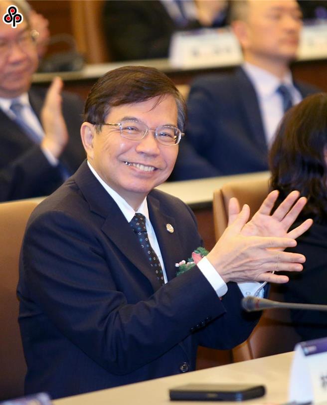 交通部长王国材1月19日出席民航局局庆活动，针对长荣航空机师酝酿在春节期间发动罢工，王国材呼吁双方理性对话，请劳资基于民眾权益及照顾员工的想法来沟通。（本报资料照）