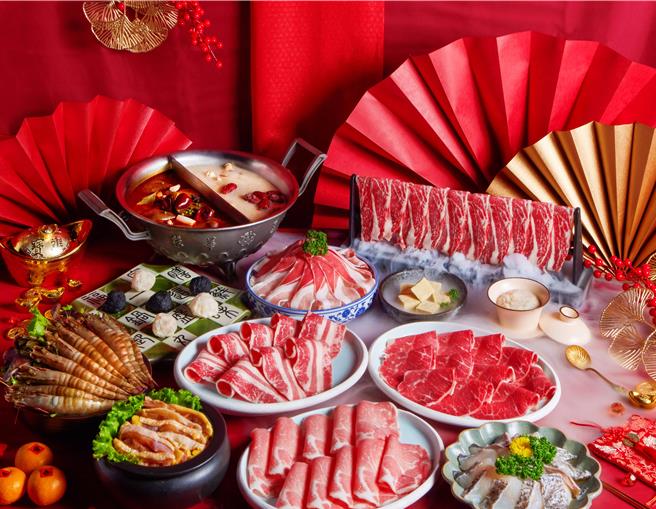 这一锅「2024锦龙满盈围炉年菜」精选12道海陆食材，原价5656元、限定优惠价2880元。（这一锅提供／朱世凯台北传真）
