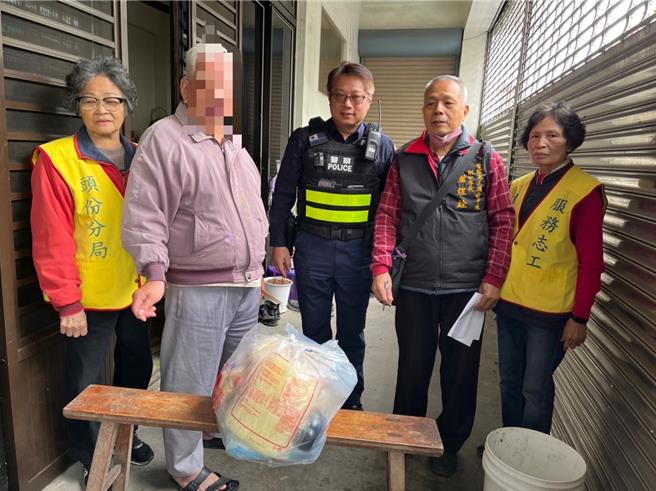 苗栗县警头份分局暨头份警察志工中队等，关心辖内弱势族群及孤苦无依独居老人生活。（头份警分局提供／谢明俊苗栗传真）