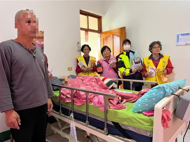 苗栗县警头份分局暨头份警察志工中队等，关心辖内弱势族群及孤苦无依独居老人生活。（头份警分局提供／谢明俊苗栗传真）
