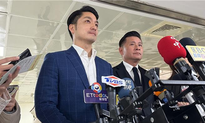 针对大巨蛋每场比赛场租高达300万的说法，台北市长蒋万安（左）25日上午受访时表示，这些都只是网路上的传闻，根据体育局向他回报，目前都还没有这样的数字。（丁上程摄）