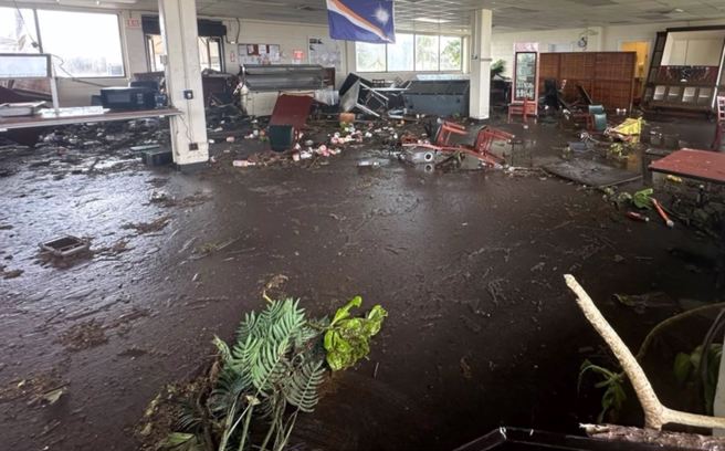 罗伊-纳穆尔岛（Roi-Namur）上的餐厅在暴风雨中遭洪水衝击，现场一片狼藉。（五角大厦国防视觉资讯发布服务单位/DVIDS）