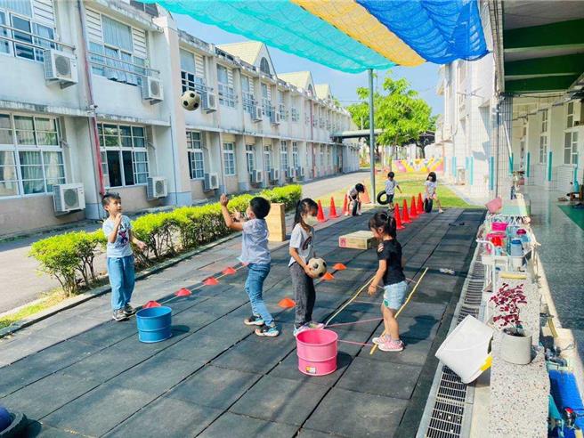 台南市政府争取降低公幼延长照顾收费，国教署近日公布修正补助公幼延长照顾办法，课后延长照顾每小时仅35元、寒暑假含餐点最多收费2000元。（台南市教育局提供／曹婷婷台南传真）