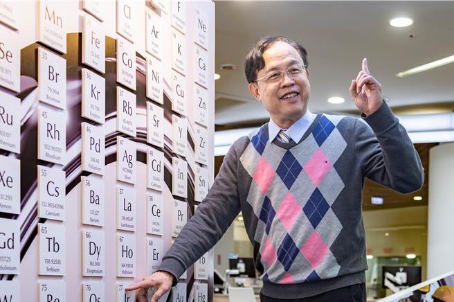 清大材料系讲座教授叶均蔚开创全新金属调合学，日前他登上美国史丹佛大学团队公布的「全球前2％顶尖科学家」榜单，在单年度科学影响力排行榜中名列全台第1。（清大提供／王惠慧新竹传真）