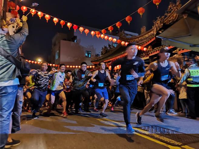 彰化市南瑶宫2020年首度举办「除夕路跑迎头香」，成近年过年跑步高手热门活动，不过今年因南瑶宫进行整修，将取消办理。（本报资料照片）