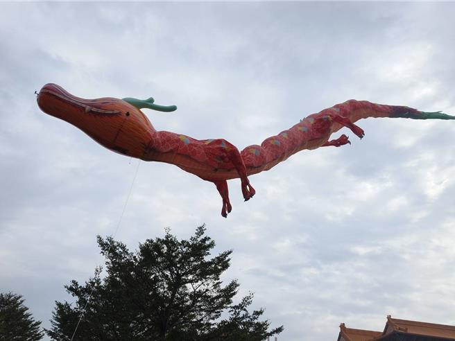 在佛光山大雄寶殿外成佛大道的高空上，有一條長達20公尺、以遙控飛機動力的「飛龍在天」，與曼陀羅園的主燈-「鳳凰展翅呈吉祥」相映成影，締造龍飛鳳舞的吉祥意境，祝福2024年人人都能龍鳳呈祥。（記者林雅惠攝）