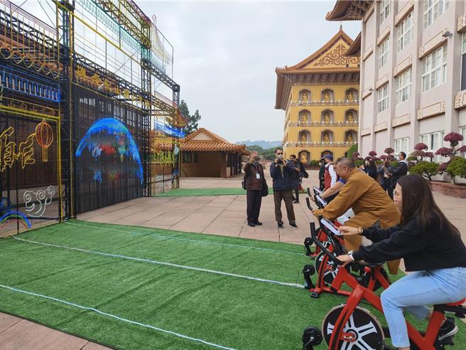 有別於往年的幾個花燈特色，今年在如來殿廣場以腳踏車動力發電的花燈-「弘法者之歌」，象征著追隨星雲大師早年來台弘法足跡，讓大眾以一步一腳印的踩踏方式來與星雲大師接心。（記者林雅惠攝）