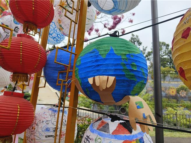 佛光山2024年春節平安燈法會將於2月10日至3月9日（農曆正月初一至廿九）展開，今年除了有信眾發心供養上百萬盞的平安燈、遙控飛龍的花燈象征龍鳳呈祥外，更有來自全台佛光山各道場信眾彩繪的燈籠點綴全山。（記者林雅惠攝）