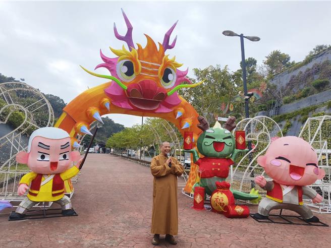 佛光山寺都監院院長慧傳法師誠邀民眾與親友一起上佛光山參加「佛光山2024年春節平安燈法會」活動。（記者林雅惠攝）