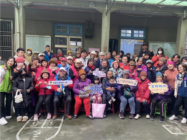 文健站由专业工作小组办理照顾服务，照顾当地原民长者。（蔡明亘摄）