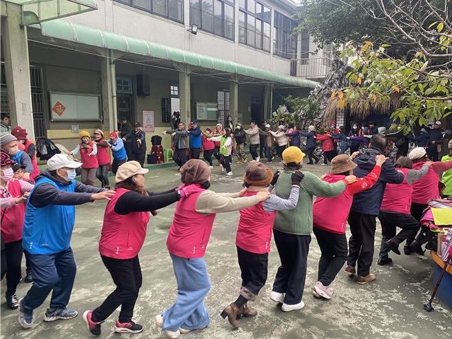 桃园市新屋文健站25日在新屋天主堂耶稣圣心堂揭牌开站，现场有许多族人参加揭牌活动。（蔡明亘摄）