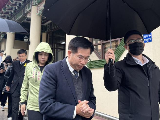 教育部長潘文忠接受媒體採訪，表示事發後教育部密集討論已有成果，會在新學期前頒布新的輔導管理辦法、注意事項，讓學校獲得更多協助，但對於是否增加校警則含糊帶過。（柯毓庭攝）