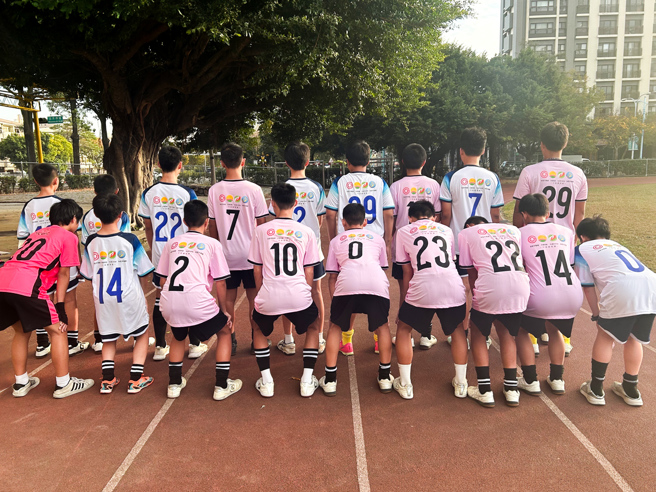 永慶房產集團加盟四品牌中區經管會力挺學子勇於追夢，捐贈台中市崇倫國中足球隊全新足球球衣。(圖/永慶房產集團提供)